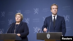 Perdana Menteri Norwegia Erna Solberg (kiri) dan Menteri Luar Negeri Borge Brende dalam konferensi pers di Oslo (18/11). (ReutersFredrik Varfjell)