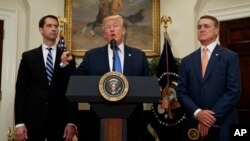 Presiden AS Donald Trump, didampingi Senator Tom Cotton (kiri) dan Senator David Perdue mengumumkan kebijakan baru mengenai imigran legal di Gedung Putih, Rabu (2/8). 