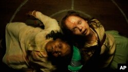 ภาพจาก Universal Pictures เผยให้เห็น Lidya Jewett (ซ้าย) และ Olivia O'Neill ในฉากของภาพยนตร์ "The Exorcist: Believer." (Universal Pictures/AP)