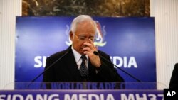 Perdana Menteri Malaysia Najib Razak saat akan mengumumkan pengukuhan ditemukannya bagian pesawat MH370 di Kuala Lumpur (6/8). (AP/Vincent Thian)