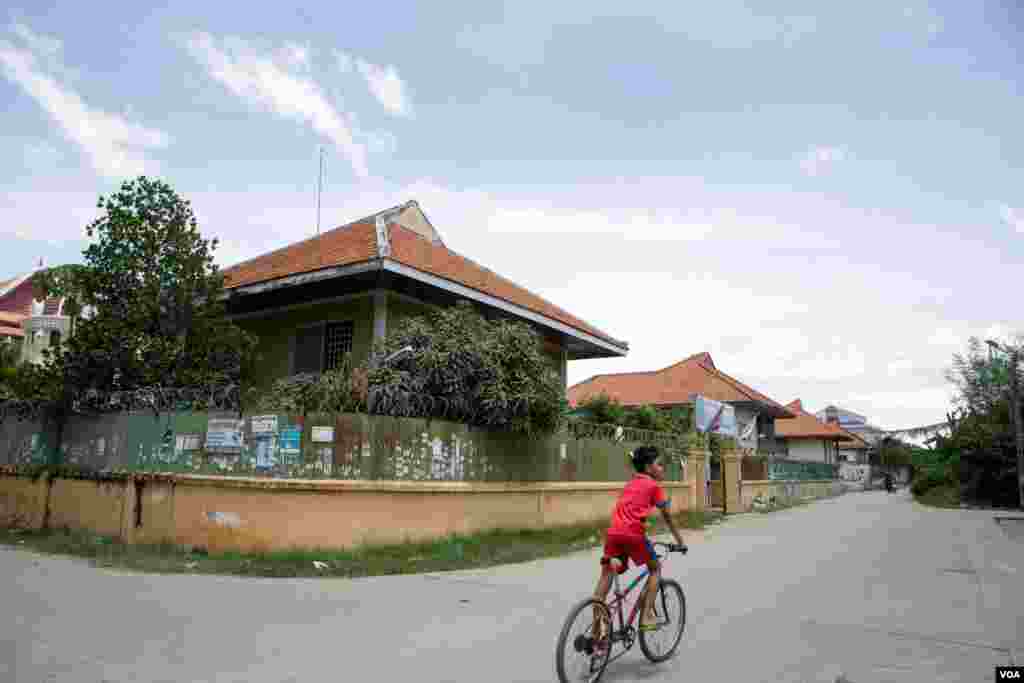 ទិដ្ឋភាព​ទូទៅ​នៅ​តំបន់​បុរី​១០០​ខ្នង​ ក្នុង​សង្កាត់​ទឹកថ្លា​ ក្នុង​រាជធានី​ភ្នំពេញ​ នា​ថ្ងៃ​ទី​២៩​ ខែ​សីហា ឆ្នាំ ២០១៧។ បុរី១០០​ខ្នង​ ដើម​ឡើយ​ជា​គម្រោង​ឯកជន​នៃ​សំណង់​លំនៅឋាន​ សម្រាប់​បុគ្គលិក​ធនាគារ​ជាតិ​នៃ​កម្ពុជា​ពី​ឆ្នាំ​១៩៦៥ ដល់​១៩៦៧។ (ខាន់​ សុគុំមនោ​/VOA)