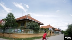 ទិដ្ឋភាព​ទូទៅ​នៅ​តំបន់​បុរី​១០០​ខ្នង​ ក្នុង​សង្កាត់​ទឹកថ្លា​ ក្នុង​រាជធានី​ភ្នំពេញ​ នា​ថ្ងៃ​ទី​២៩​ ខែ​សីហា ឆ្នាំ ២០១៧។ បុរី១០០​ខ្នង​ ដើម​ឡើយ​ជា​គម្រោង​ឯកជន​នៃ​សំណង់​លំនៅឋាន​ សម្រាប់​បុគ្គលិក​ធនាគារ​ជាតិ​នៃ​កម្ពុជា​ពី​ឆ្នាំ​១៩៦៥ ដល់​១៩៦៧។ (ខាន់​ សុគុំមនោ​/