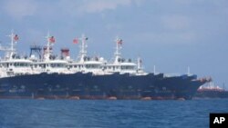 필리핀 해상경비대가 남중국해 자국 배타적경제수역(EEZ) 내 암초 부근에 중국 선박 220척이 정박 중이라며 지난 7일 사진을 공개했다. 