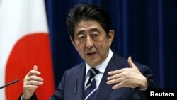 29일 일본의 올해 회계연도 예산이 국회를 통과한 뒤 아베 신조 일본 총리가 관저에서 기자회견을 하고 있다.