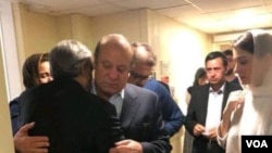 نواز شریف حین خداحافظی با خانواده اش