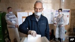 1일 러시아 모스크바의 투표소에서 유권자가 헌법 개정의 찬반을 묻는 국민 투표에 참석해 표를 던지고 있다.