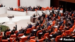 Anggota parlemen Turki memberikan suaranya (3/10) dalam debat perpanjangan pengiriman tentara ke Suriah menimbang kemungkinan penggunaan senjata kimia di Suriah bisa mengancam Turki. 