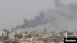 Des panaches de fumée s'élèvent lors d'affrontements entre les forces paramilitaires de soutien rapide et l'armée à Khartoum, au Soudan, le 26 septembre 2024. (Archives)