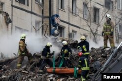 Пошуково-рятувальна операція на місці російського ракетного удару по житловому будинку у Дніпрі. 15 січня 2023. REUTERS/Clodagh Kilcoyne