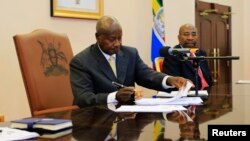 Presiden Uganda Yoweri Museveni saat menandatangani UU Anti-Gay di Entebbe, 36 kilometer barat daya ibukota Kampala, Uganda, 24 Februari 2014 (Foto: dok).