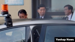 유럽을 순방 중인 강석주 북한 노동당 국제담당 비서가 9일 오전 8시40분(독일 베를린 현지시간) 벨기에 브뤼셀행 비행기를 타기 위해 독일 베를린 테겔 국제공항 주차장을 빠져나가고 있다. 강 비서는 6일부터 이날까지 3박4일 일정으로 베를린에 머물렀다.