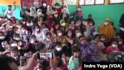 Ketua KPAI Kak Seto pada 9 Desember memulai "trauma healing" bagi anak korban bencana erupsi Gunung Semeru di salah satu pos pengungsi di Candipuro, Lumajang, Jawa Timur. (Foto: VOA/Indra Yoga)