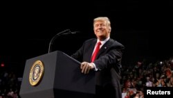 Američki predsednik Donald Tramp tokom govora na skupu u Pensakoli, na Floridi 8. decembra 2017. (Foto: Kevin Lamarque/Reuters)