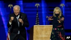 미국 민주당 대선후보인 조 바이든 전 부통령이 7일 델라웨어주 윌밍턴에서 연설한 후 부인 질 바이든 여사와 함께 국민들의 지지에 감사를 표하고 있다.