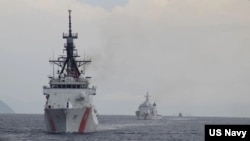 美国海岸警卫队巡逻舰“斯特拉顿”号（Stratton）5月20日与菲律宾海岸警卫队“梅尔乔拉·阿基诺号”（Melchora Aquino）巡逻舰一起参加联合海上军演。 (图片来源：美国海军)