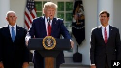 Predsednik SAD Donald Tramp, potpredsednik Majk Pens i sekretar za odbranu Mark Esper na ceremoniji u Ružičnjaku Bele kuće, 29. avgusta 2019. (Foto: AP)