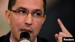 Menteri Luar Negeri Venezuela Jorge Arreaza berbicara dalam sebuah pertemuan dengan tim-tim diplomatik di Caracas, Venezuela, 12 Agustus 2017.