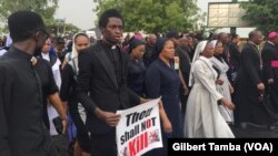 Des manifestants portant des banderoles, à Abuja, le 1er Mars 2020. (VOA/Gilbert Tamba)