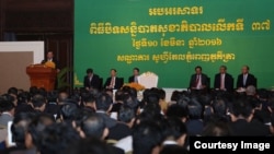 លោក​នាយករដ្ឋមន្ត្រី ហ៊ុន សែន ថ្លែង​​ក្នុងពិធីបិទសន្និបាតសុខាភិបាល ប្រចាំឆ្នាំលើកទី៣៧ នៅឯសណ្ឋាគារ សូហ្វីតែលភូគីត្រា រាជធានីភ្នំពេញ កាល​ពី​ថ្ងៃ​​ទី​១០ ខែមីនា ឆ្នាំ២០១៦។ (ទំព័រ Facebook Samdech Hun Sen)