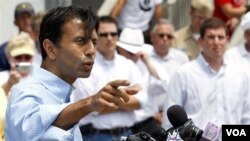 Gubernur Louisiana Bobby Jindal (kiri) mengeluarkan perintah darurat untuk siaga atas ancaman banjir bandang.