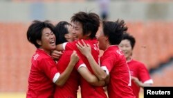 지난해 7월 한국에서 열린 동아시아 여자축구대회에 출전한 북한 선수들이 중국과의 경기에서 득점한 후 환호하고 있다. (자료사진)