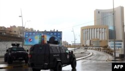 កងកម្លាំង​ការពារ​សន្តិសុខ​និង​សេវា​សង្គ្រោះ​បន្ទាន់​នៅ​ខាង​ក្រៅ​សណ្ឋាគារ​ Corinthia ដែល​រង​ការ​វាយ​ប្រហារ​ នៅ​ក្នុង​ទីក្រុង​ Tripoli នៃ​ប្រទេស​លីប៊ី កាល​ពីថ្ងៃទី២៧ ខែ​មករា​ ឆ្នាំ២០១៥។ 