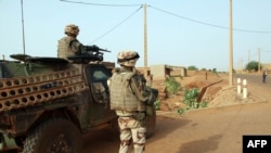 Des soldats de l'opération Serval, à Gao, dans le Nord-Mali (16 octobre 2013) 