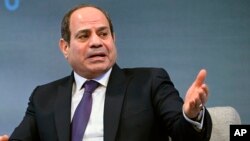 En 2014 puis en 2018, Abdel Fattah al-Sissi avait remporté la présidentielle avec 96% puis 97% des voix face à une opposition soit réprimée soit fantoche.