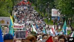 15일 러시아 하바롭스크에서 대규모 시위대가 행진하고 있다. 