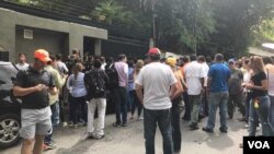 Supporters and media representatives are seen gathered outside the of home of opposition leader Leopoldo Lopez, in Caracas, Venezuela, July 8, 2017. (C. Alcalde/VOA Spanish)
