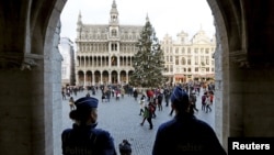 29일 벨기에 경찰이 수도 브뤼셀의 그랜드 펠리스에서 경계근무를 서고 있다.