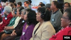 អ្នកចូលរួមកំពុងផ្ចិតផ្ចង់ស្តាប់ការបកស្រាយរបស់អ្នកជំនាញអំពីតម្រូវការសេវាសុខភាពដែលសហគមន៍ខ្មែរ ឡាវ និងវៀតណាមនៅរដ្ឋ Connecticut ត្រូវការ ដែលរៀបចំឡើងដោយសម្ព័ន្ធសុខភាពដើម្បីសមាគមអាស៊ីអាគ្នេយ៍-អាមេរិកាំង នៅរដ្ឋ Connecticut កាលពីថ្ងៃអង្គារ ទី២០ ខែតុលា ឆ្នាំ២០១៥។ (ទែន សុខស្រីនិត/VOA Khmer) 