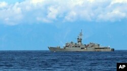 资料图：中国海军2022年8月5日在台湾周边靠近台湾一艘军舰处举行演习。