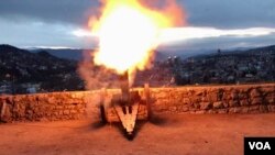 Trenutak pucnja iz ramazanskog topa iznad Sarajeva