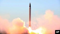 Gambar dari Kementerian Pertahanan Iran menunjukkan peluncuran misil "Emad" pada 10 Oktober lalu dari lokasi yang dirahasiakan (foto: dok).