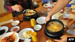 Semangkuk sup ayam dengan ginseng disajikan di restoran di Geumsan, Seoul, Korea Selatan, 6 September 2008. (Foto: AFP)