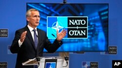 Generalni sekretar NATO Jens Stoltenberg govori na konferenciji za novinare u sedištu Alijanse u Briselu, (Foto: AP/Virginia Mayo)