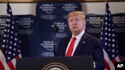 ប្រធានាធិបតីអាមេរិកលោកដូណាល់​ ត្រាំថ្លែងអំឡុងពេលសន្និសីទសារព័ត៌មានមួយនៅវេទិកាសេដ្ឋកិច្ចពិភពលោកក្នុងក្រុង Davos ប្រទេសស្វីស កាលពីថ្ងៃពុធ ទី២២ ខែមករា ឆ្នាំ២០២០។ 