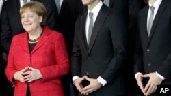 Kanselir Jerman Angela Merkel bersama anggota tim bola tangan, Berlin, Jerman.