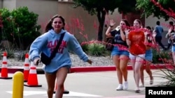 지난 6일 총격 사건이 발생한 미국 텍사스주 댈러스 교외 ‘앨런 프리미엄 아울렛'에서 쇼핑객들이 빠져 나오고 있다. (영상 캡쳐)