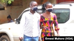 Bato babale bazo'tambola na ba masques na zolo mpe monoko na Bukabu, Sud-Kivu, 8 avril 2020. (VOA/Ernest Muhero)