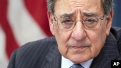 Menhan AS Leon Panetta saat memberikan keterangan pers di Pentagon mengenai pencabutan larangan bertempur bagi perempuan AS, Kamis (24/1). 