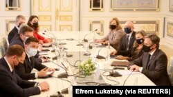 រដ្ឋ​មន្ត្រី​ក្រសួង​ការ​បរទេស​សហរដ្ឋ​អាមេរិក​លោក Antony Blinken និងគណៈប្រតិភូអាមេរិក កំពុងជួបពិភាក្សាជាមួយ​​ប្រធានាធិបតីអ៊ុយក្រែនលោក Volodymyr Zelenskiy និងរដ្ឋមន្ត្រីផ្សេងទៀតរបស់ប្រទេសអ៊ុយក្រែន នៅរដ្ឋធានីគាវ ប្រទេសអ៊ុយក្រែន នាថ្ងៃទី ៦ ខែឧសភា ឆ្នាំ ២០២១។