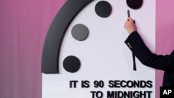 องค์กร Bulletin of the Atomic Scientists เผยเข็มนาฬิกาวันสิ้นโลก เมื่อ 23 ม.ค. 2024 ซึ่งยังคงตรึงเข็มไว้ที่ 90 วินาทีก่อนเที่ยงคืน (AP)