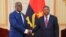 Le président congolais Félix Tshisekedi, à gauche, salue son homologue angolais João Lourenço à Luanda, Angola, le 5 février 2019. (TwitterPrésidence RDC)