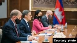 ជំនួប​រវាង​មន្ត្រី​អ្នកការទូត​អាមេរិក​និង​អ្នកការទូត​កម្ពុជា នៅ​ទីស្ដីការ​ក្រសួង​ការបរទេស ក្នុង​រាជធានី​ភ្នំពេញ នៅ​ថ្ងៃទី១០ ខែធ្នូ ឆ្នាំ២០២១។ (រូបថត៖ ក្រសួងការបរទេសកម្ពុជា)