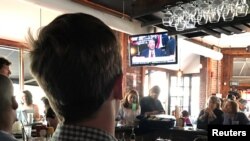 ពលរដ្ឋ​អាមេរិក​ជួបជុំ​គ្នា​ដើម្បី​តាមដាន​លោក James Comey អតីតនាយក​ទី​ភ្នាក់​ងារ​ស៊ើប​អង្កេត​សហព័ន្ធ ធ្វើ​សក្ខីកម្ម​នៅ​ព្រឹទ្ធ​សភា​សហរដ្ឋ​អាមេរិក នៅ​រដ្ឋធានី​វ៉ាស៊ីនតោន កាលពីថ្ងៃព្រហស្បតិ៍ ទី៨ ខែមិថុនា ឆ្នាំ២០១៧។