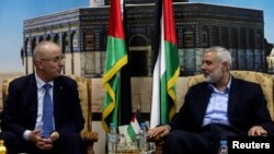 Ismaïl Haniyeh, leader du Hamas, à droite, discute avec le Premier ministre palestinien Rami Hamdallah à Gaza, le 9 octobre 2014.