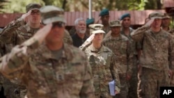 Tentara Amerika Serikat di markas besar Resolute Support di Kabul, Afghanistan, 15 Juli 2017. Keterlibatan AS di Perang Afghanistan yang sudah berlangsung 16 tahun memicu pembahasan perlu tidaknya mengganti tentara AS yang dikirim ke negeri itu dengan tentara bayaran. (Foto:dok)