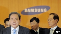 Lee Kun-Hee (kiri), pimpinan Samsung, 22 April 2008. (Foto: AFP)